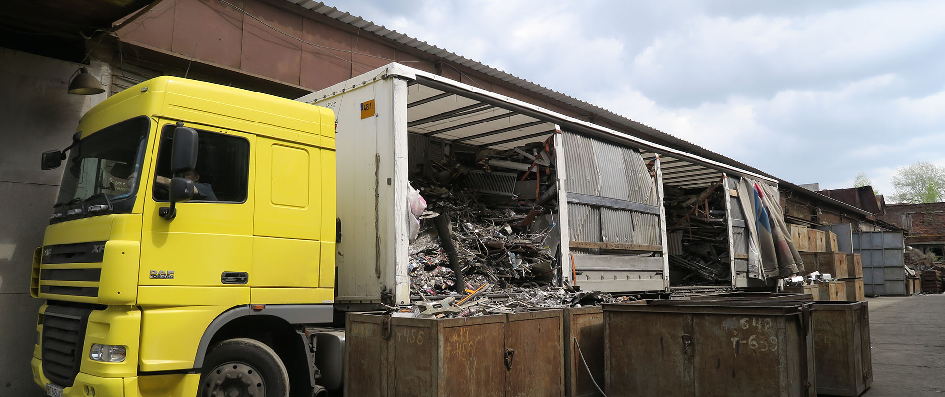 Здійснюємо повний<br />
виробничий цикл -<br />
від заготівлі сировини<br />
до виготовлення готової продукції